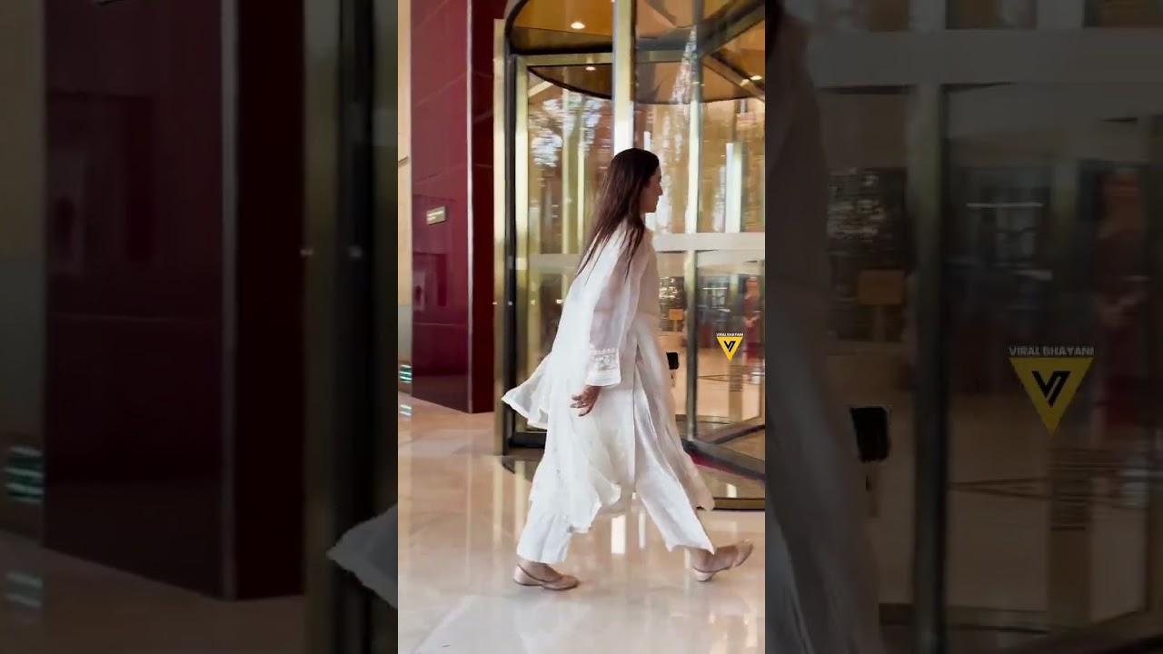 Manish Malhotra की मां की प्रार्थना सभा में पहुंचीं Gauahar Khan