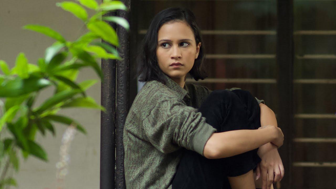 Lutesha pemeran film PENYALIN CAHAYA sebagai FARAH