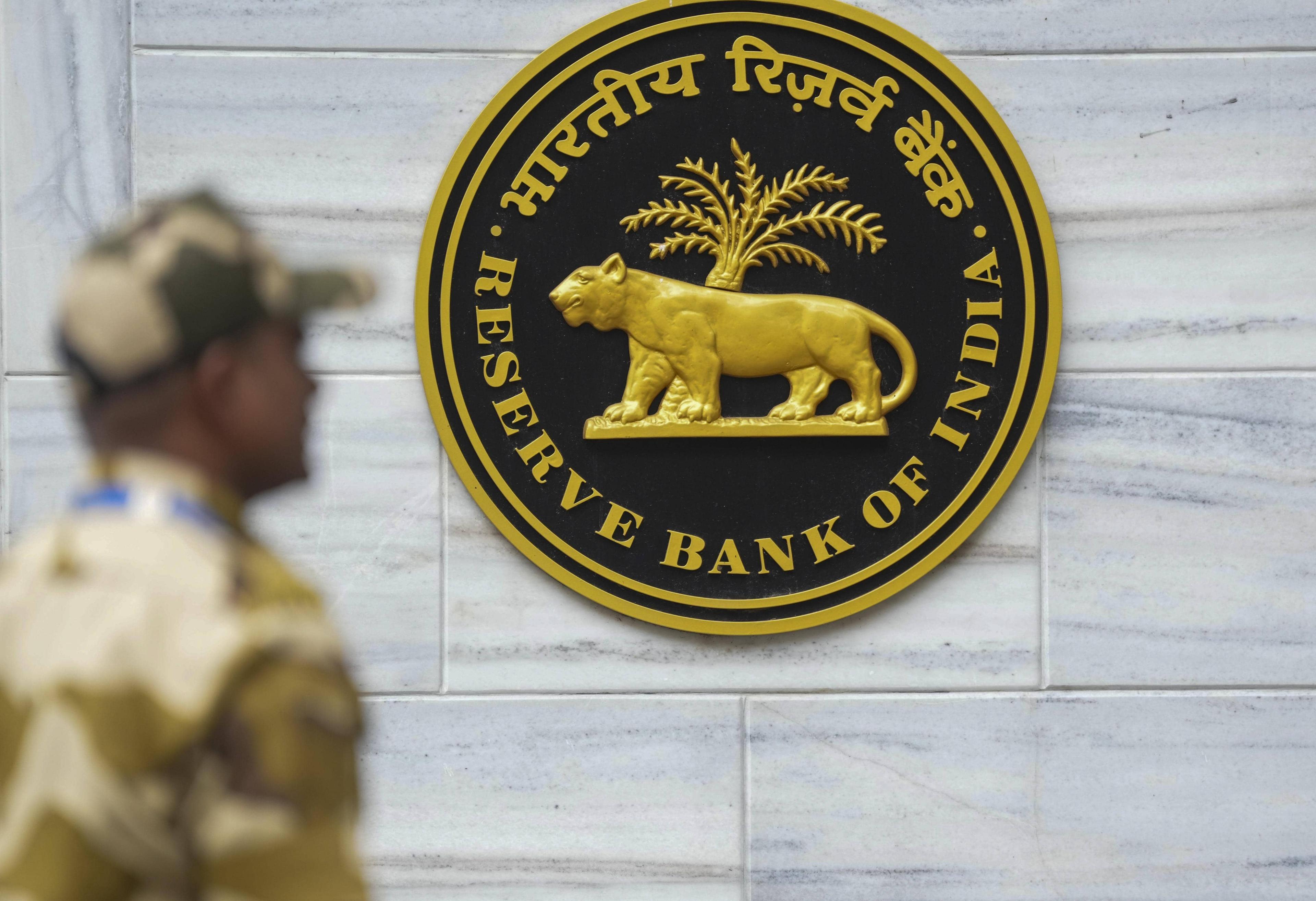 RBI ne rupee sambhala, par trade talks pe sawaal hai kya?