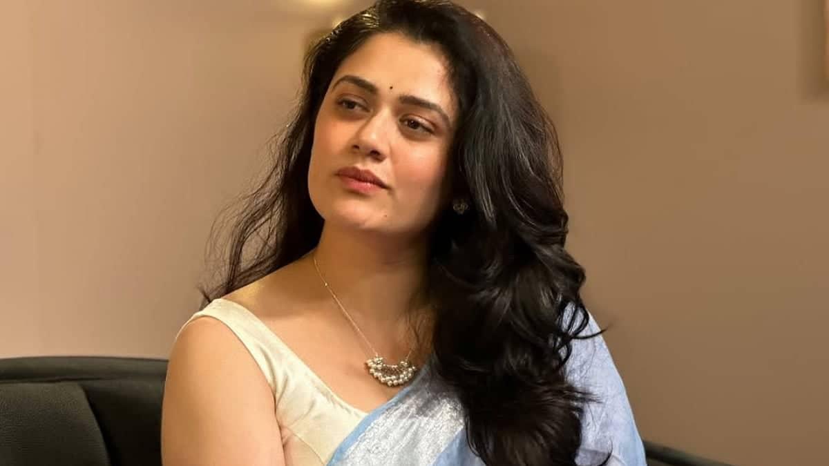 Girija Oak's Viral Saree Pic Sparks Creepy DM Chaos