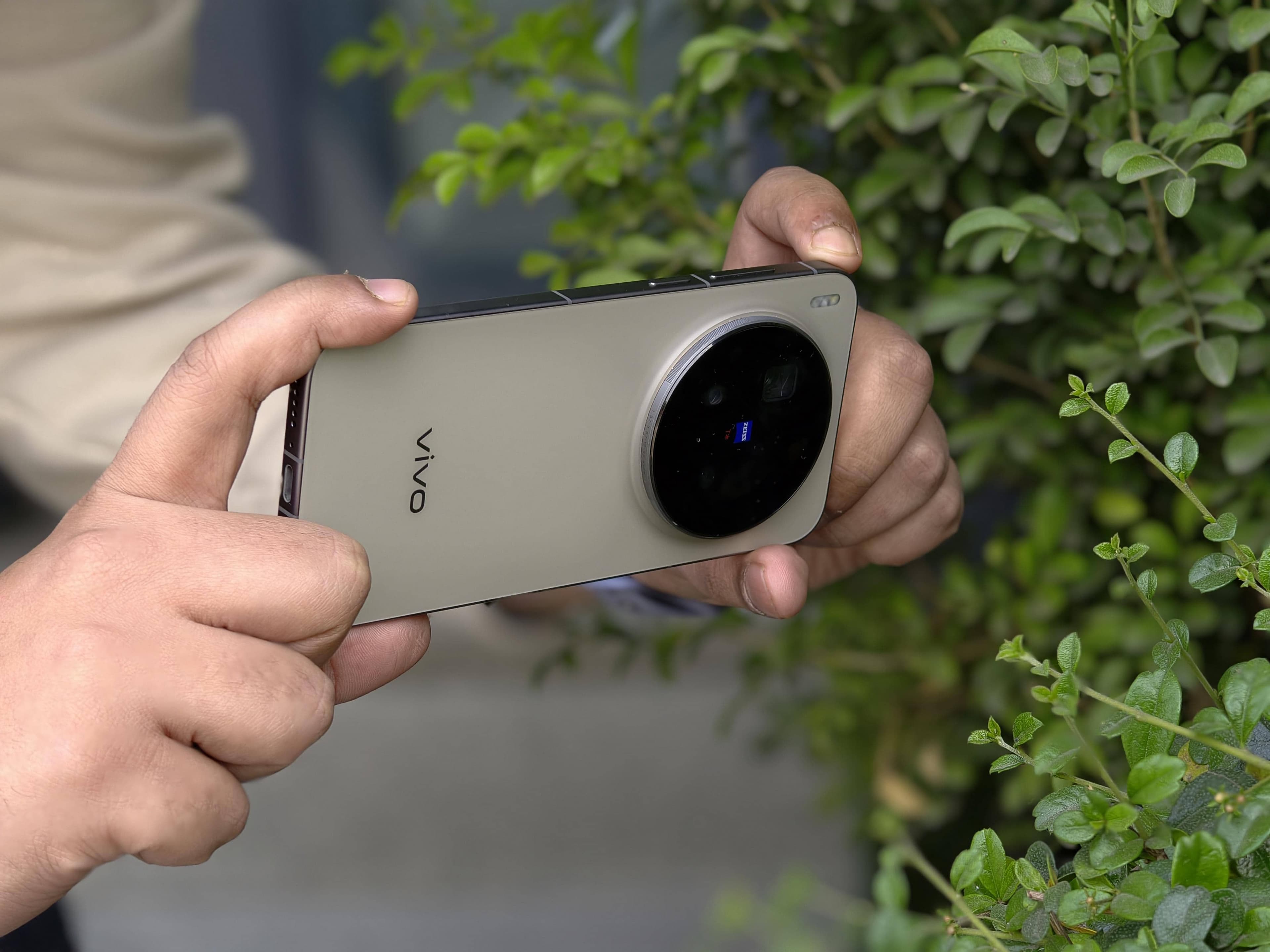 Vivo X300 Pro: Camera ki jaan, UI ka naya rang, smart feel
