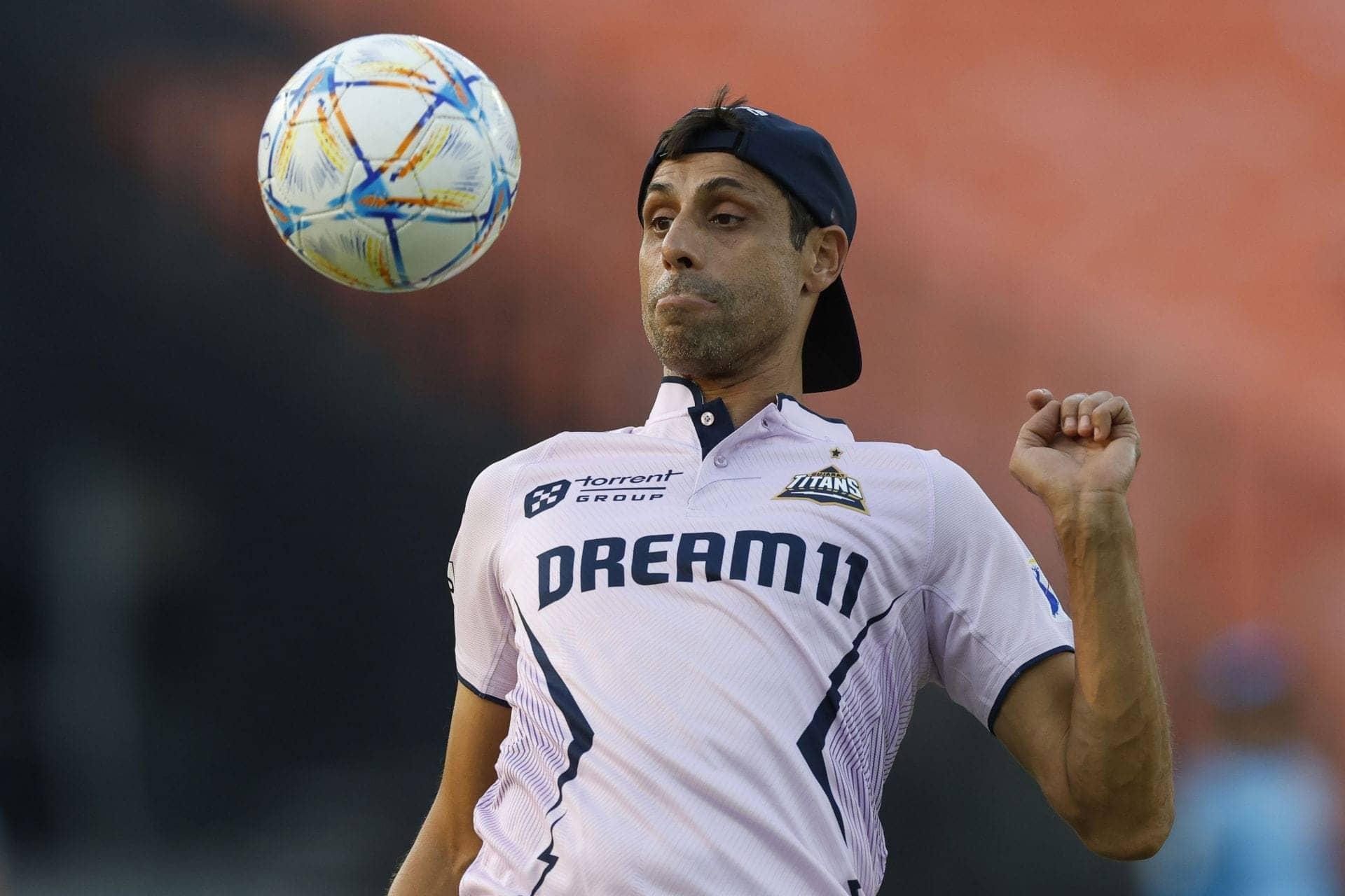 Nehra says: Keep it cool, g, Gill needs time to shine