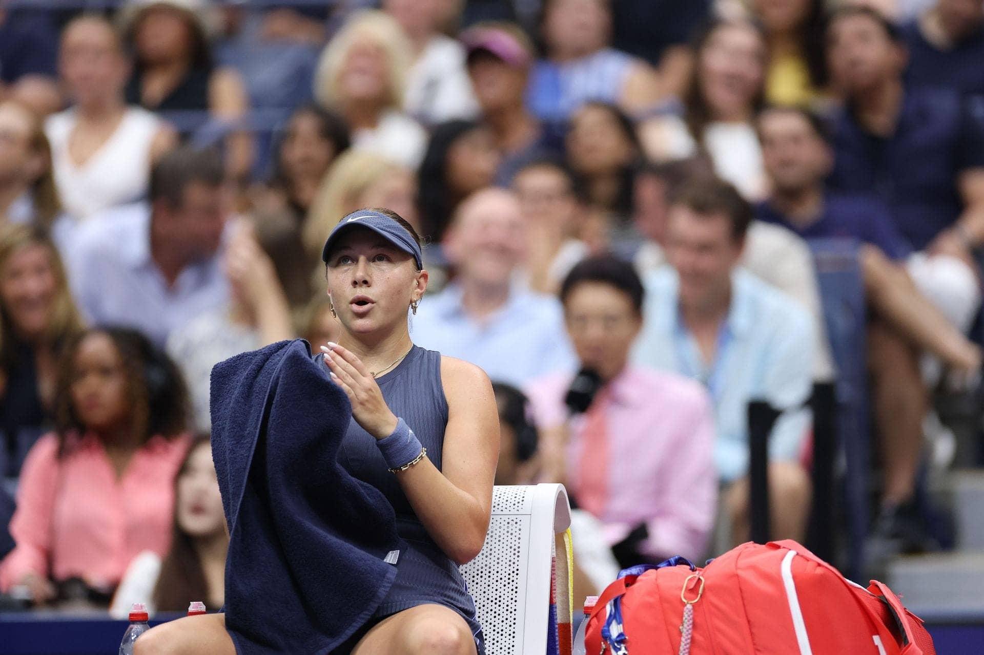 Amanda Anisimova's phone drama: caught scrolling mid-match