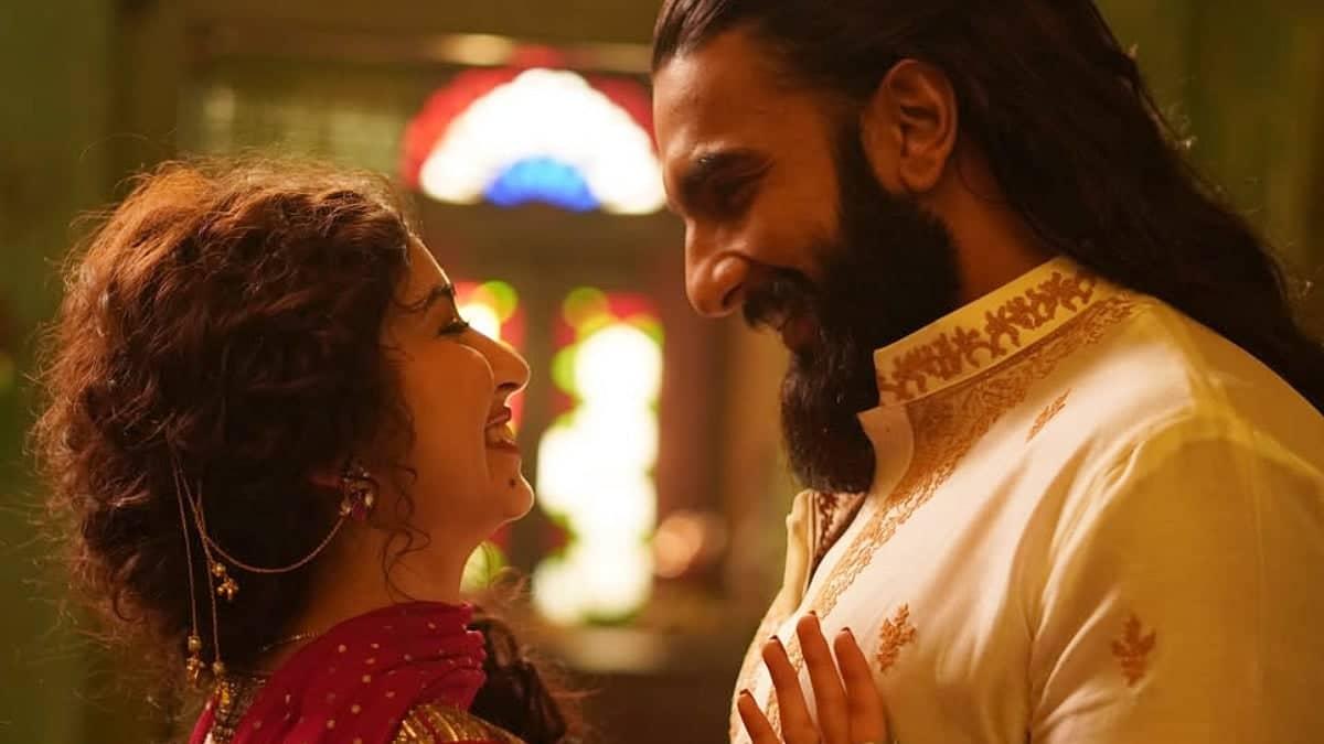 Dhurandhar: Ranveer's Movie Magic Zooms Past ₹ 250 Crore!