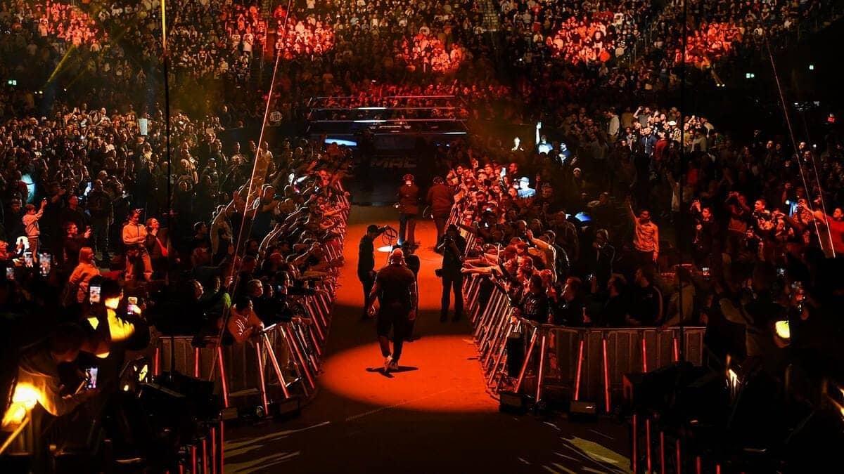 WWE SmackDown Mein Fan Ka Jalwa, Security Ka Jhatka!