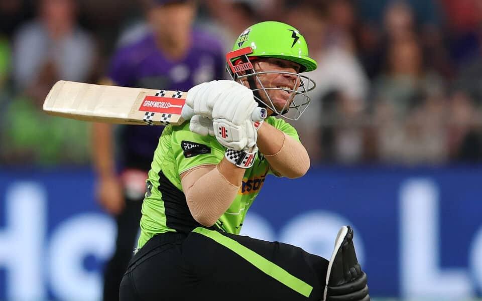 David Warner sticks with Sydney Thunder for another BBL year