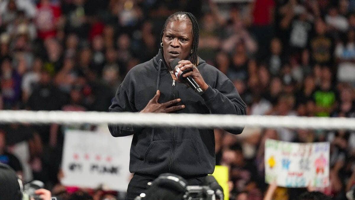 Wrestling Legend Backs WWE, Calls R-Truth's Move Amateur