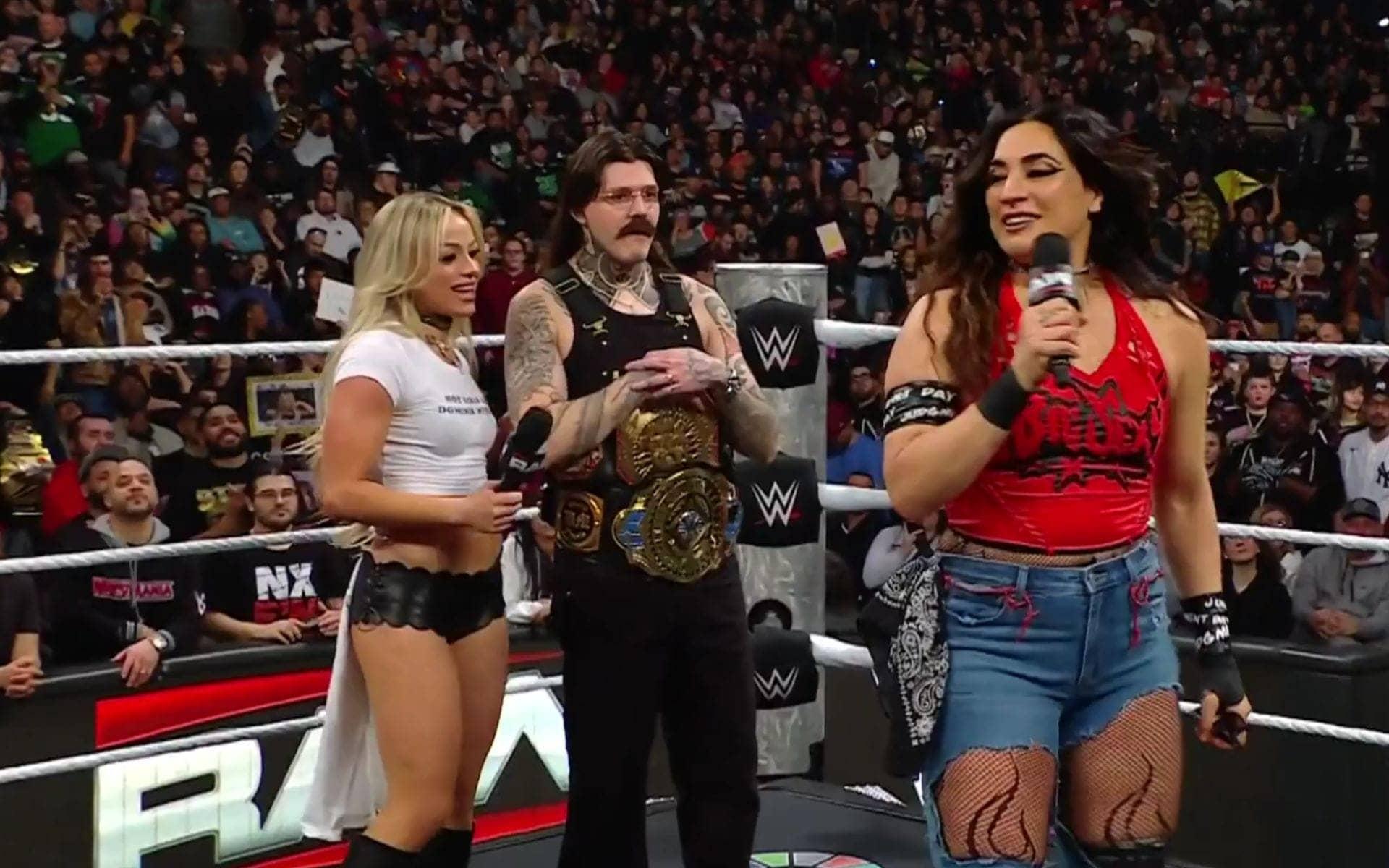 Raquel ne dosti ka rang badla, Liv ko bola backstage rehne ko