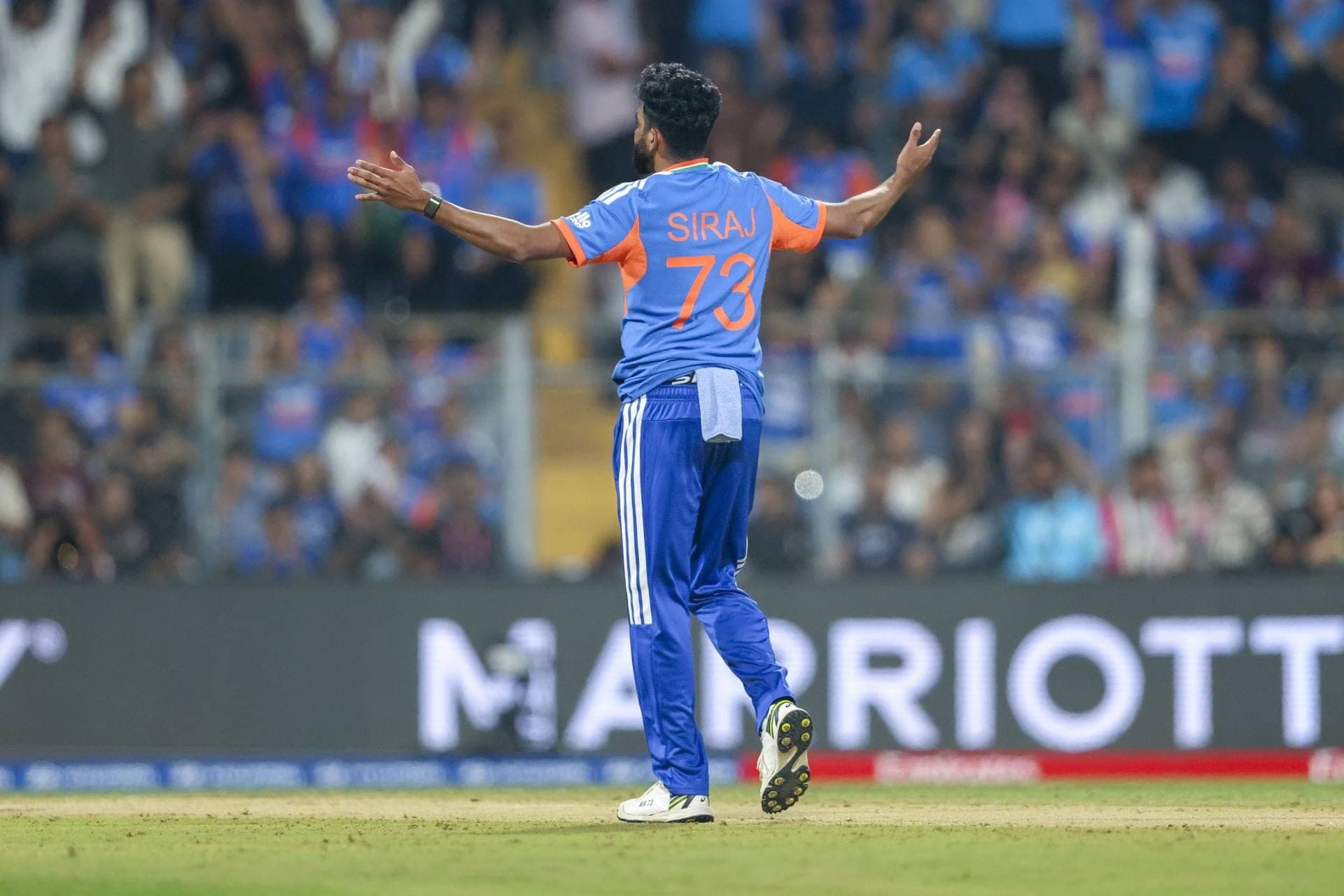 “Aap peeche hatho” - Mohammed Siraj gets angry at mob ahead of IND vs NAM T20 World Cup 2026 match [Watch]