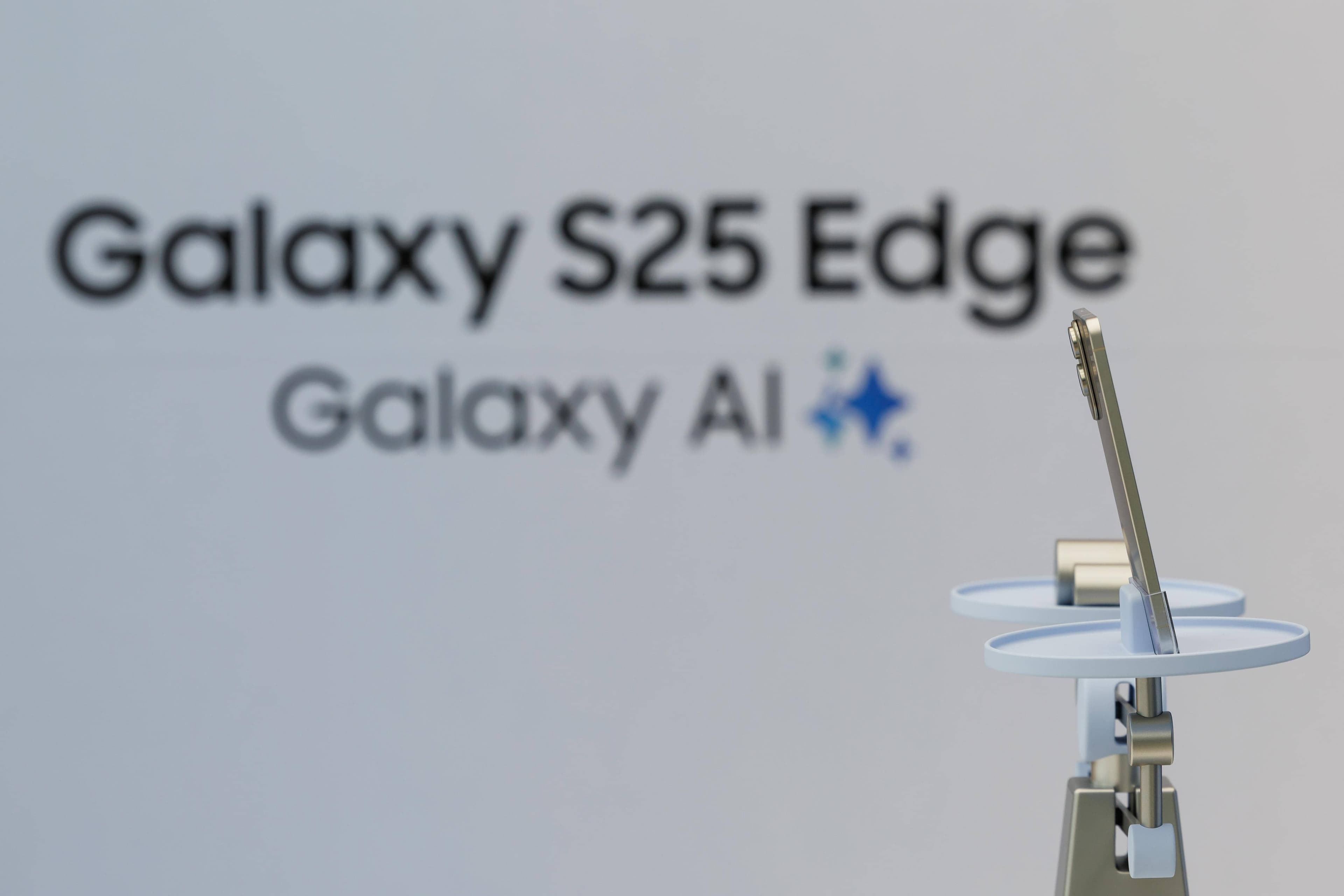 Samsung Thinks About Next Moves in Slim Phone Game, Fo' Shizzle