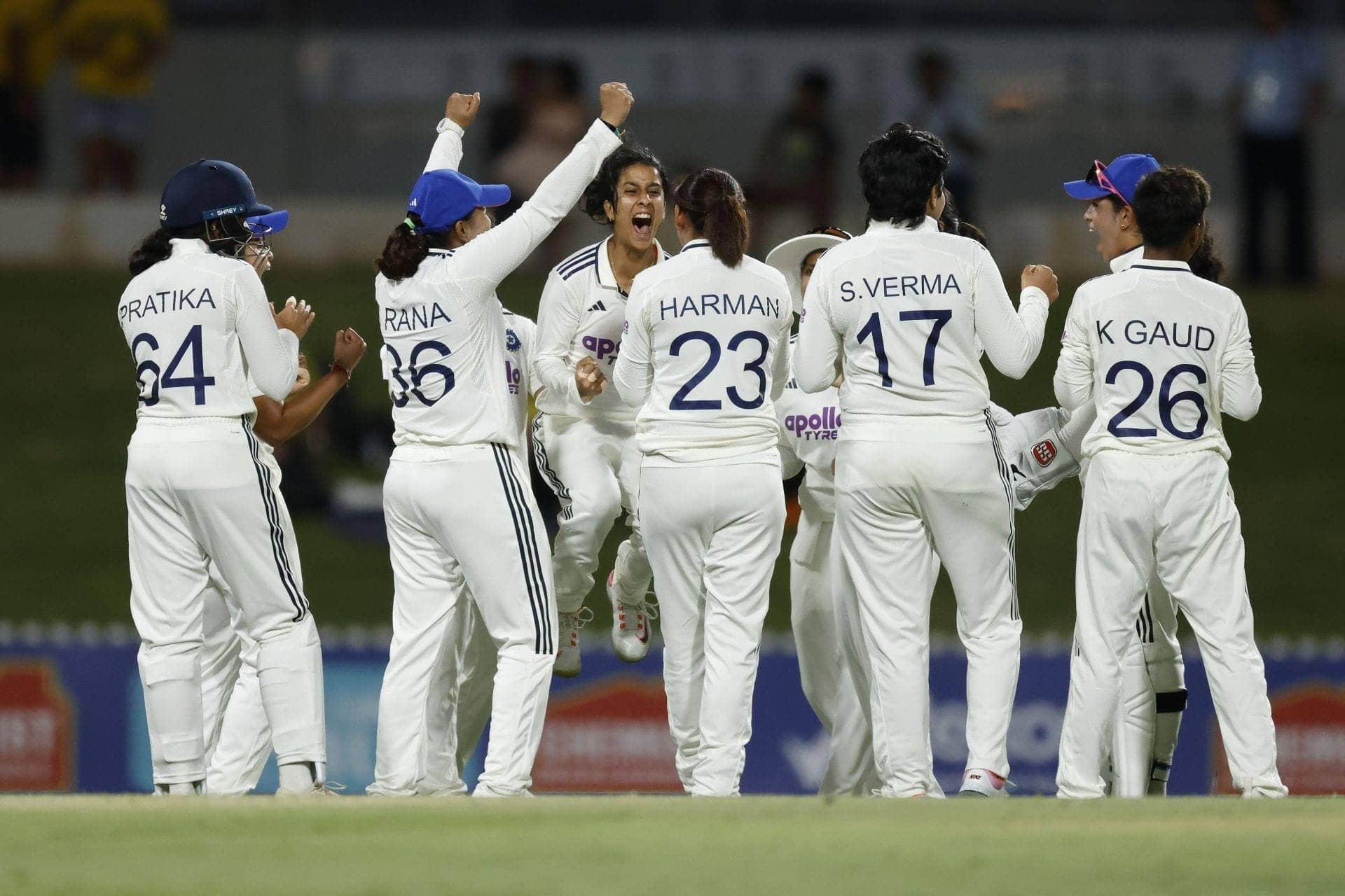 Sayali Satghare ka pehla wicket, ball ne kiya jadoo!