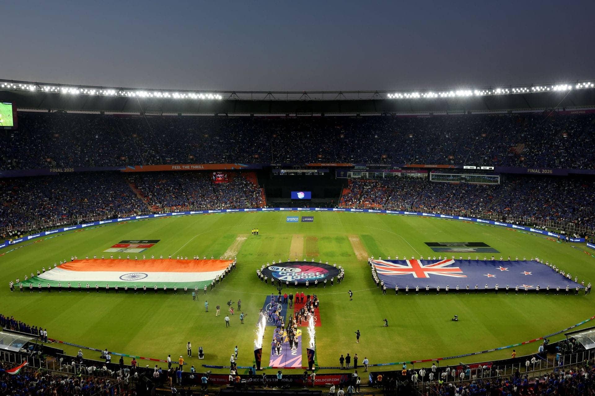 Dhoni aur Rohit ne T20 World Cup trophy se kiya jadoo