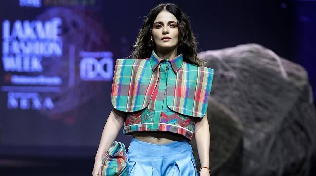 Radhika Madan Ka Ramp Par Rangon Ka Jadoo, Lakmé Fashion Week