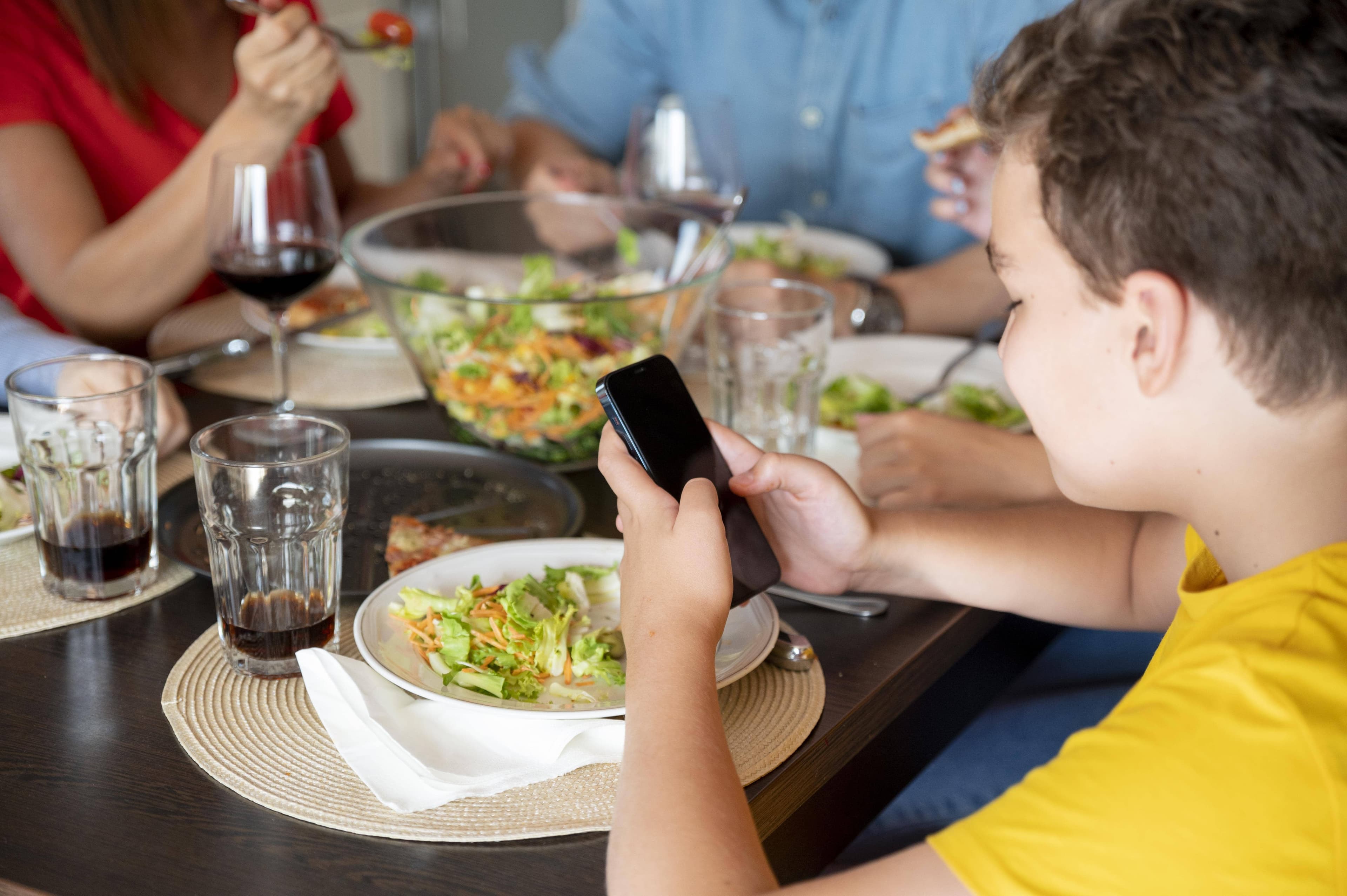 Tips to help your child ditch screens at mealtime!