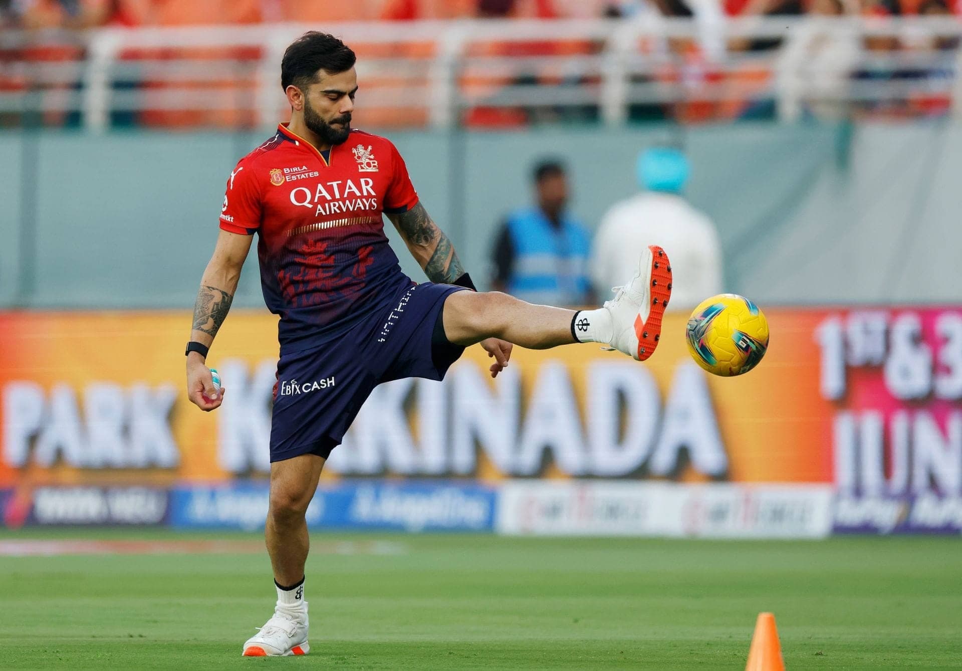 Virat Kohli electrifies fans with Shepherd's batting stance