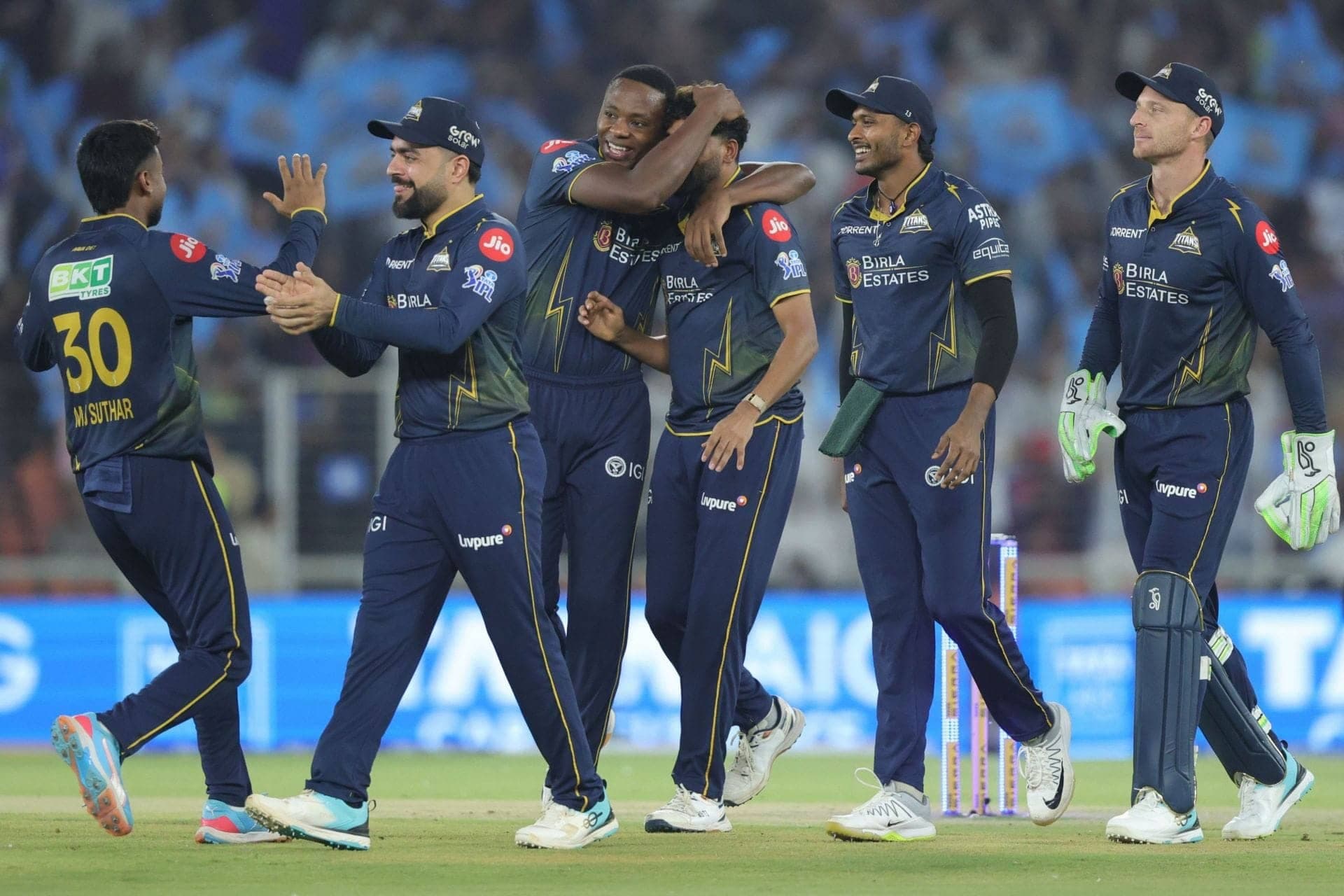 Aakash Chopra Cheers for GT's Smooth Bowling Skills