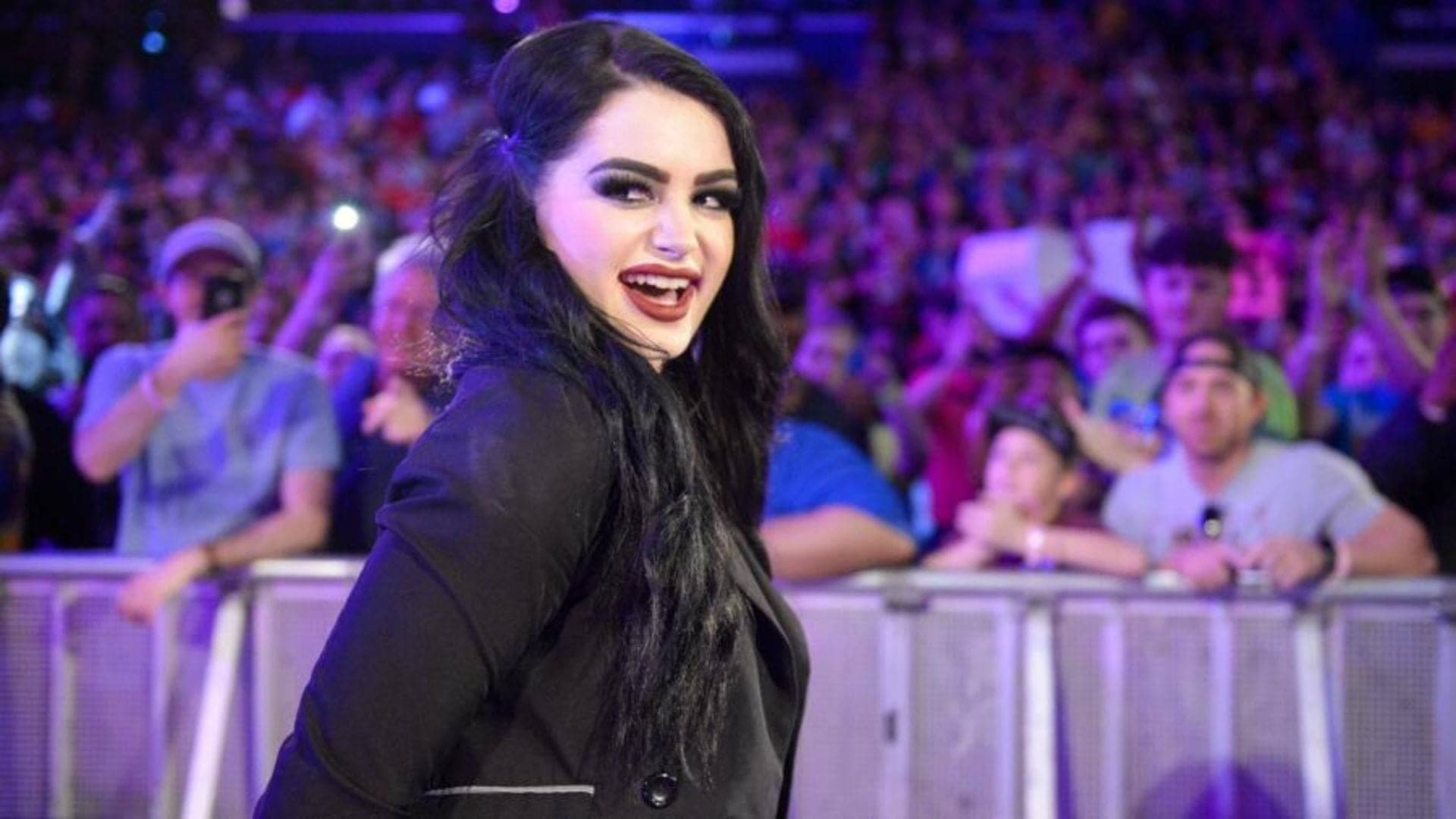 Paige drops sizzling photo alongside veteran WWE star - "Hottest hasbeens"