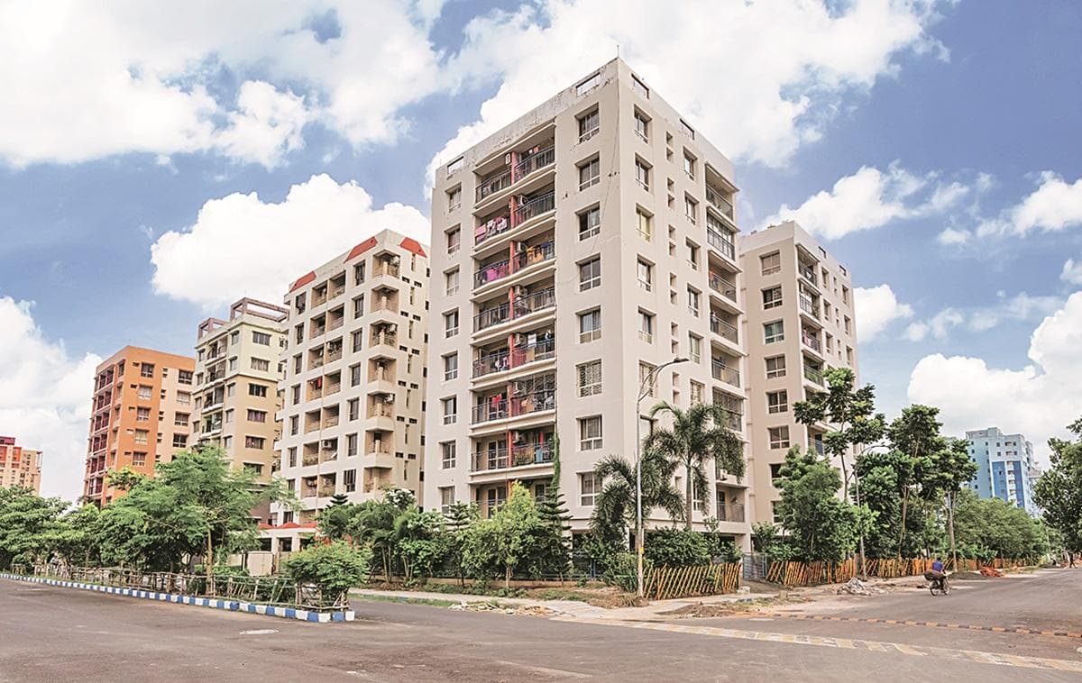 Domestic Funds Surge While Foreign Investments Plummet