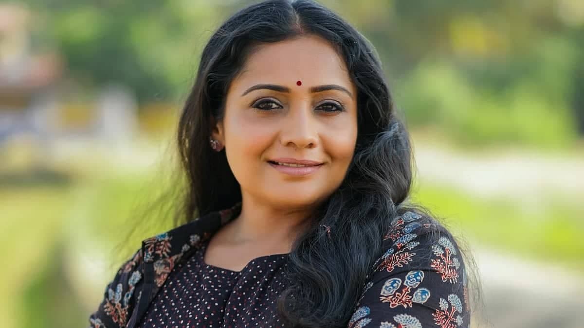 Meera Vasudevan Goes Solo Again, Living Her Best Life!