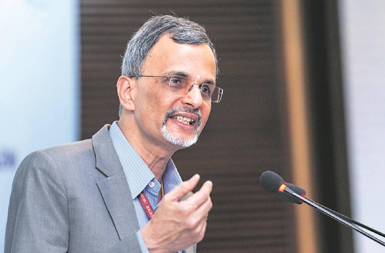 Rupee ne 90 ka record, CEA keh rahe: Chill maaro bhai!