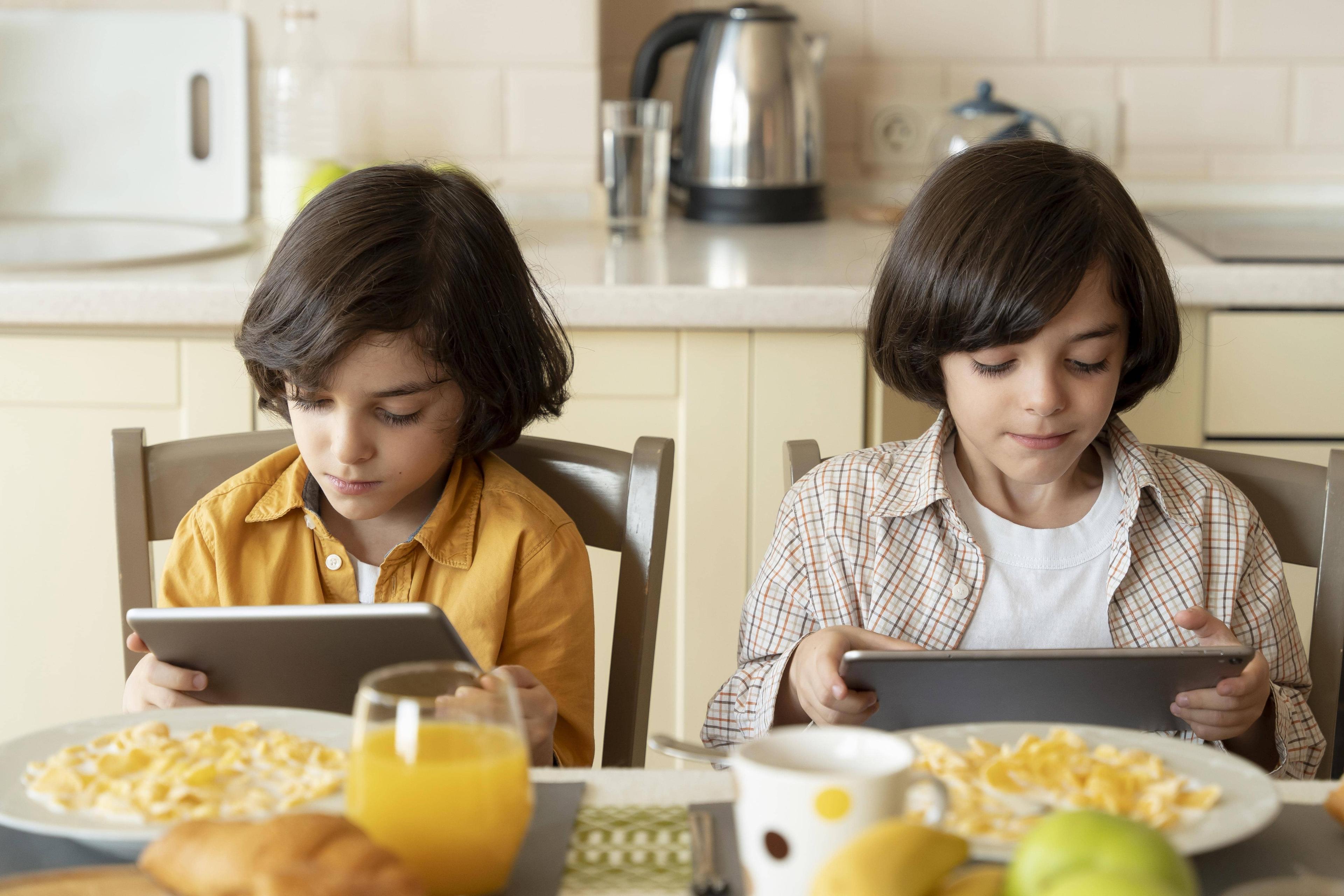 Screens at mealtime are changing how kids eat