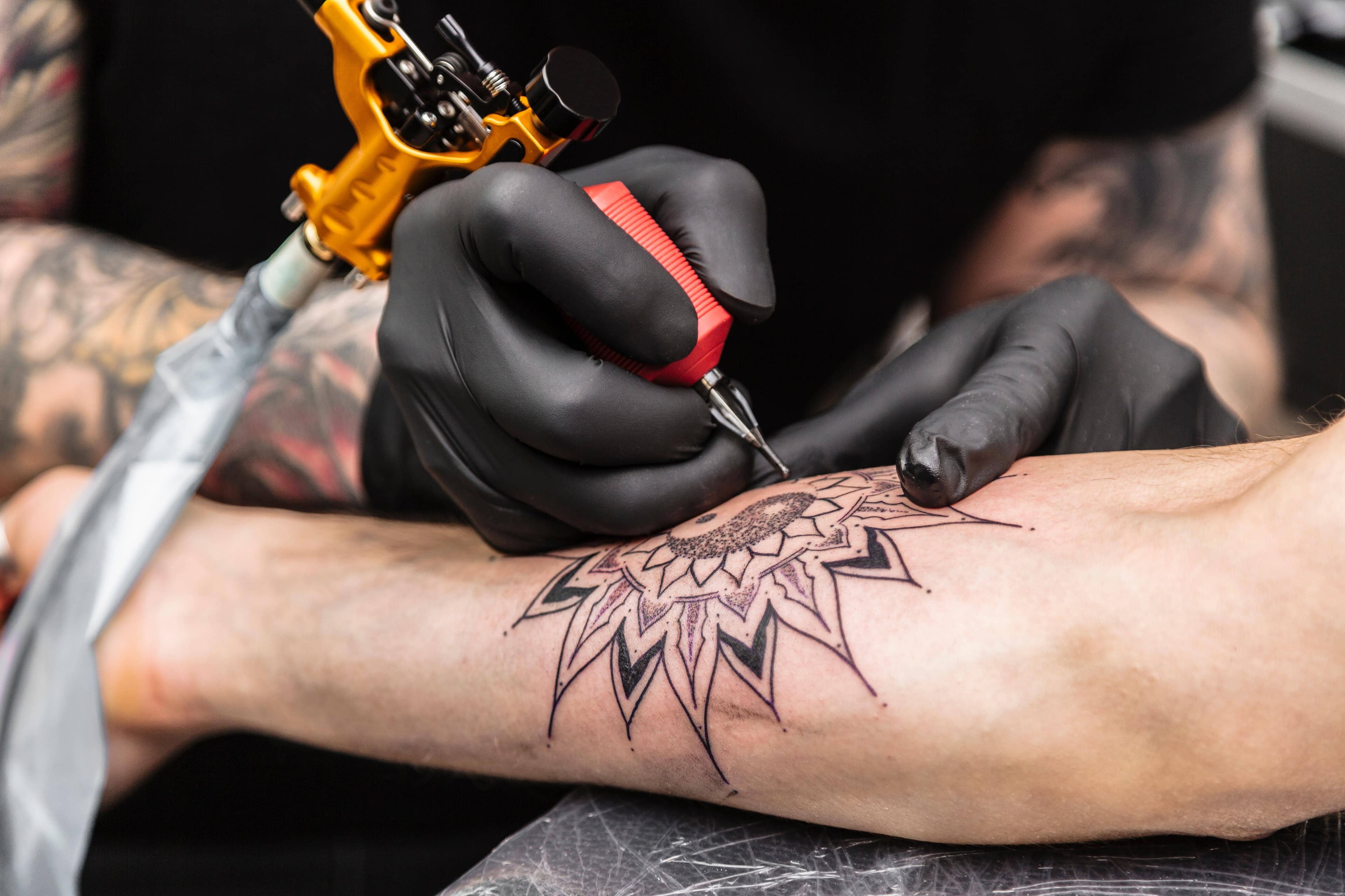 Australia mein tattoos se aankhon ki bimari ka khulasa!