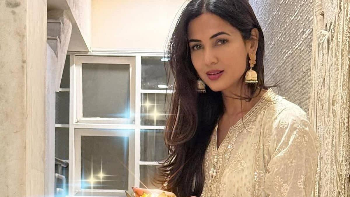 Sonal Chauhan Stuck in Dubai, Calls PM Modi for Help