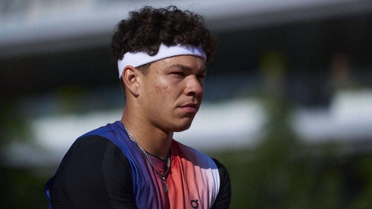 Ben Shelton's Epic Day: Victory and Oral Spray Drama!