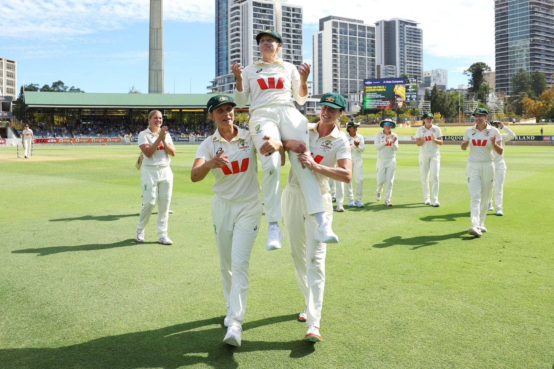 Alyssa Healy's Epic Farewell: Teammates Lift Her High!