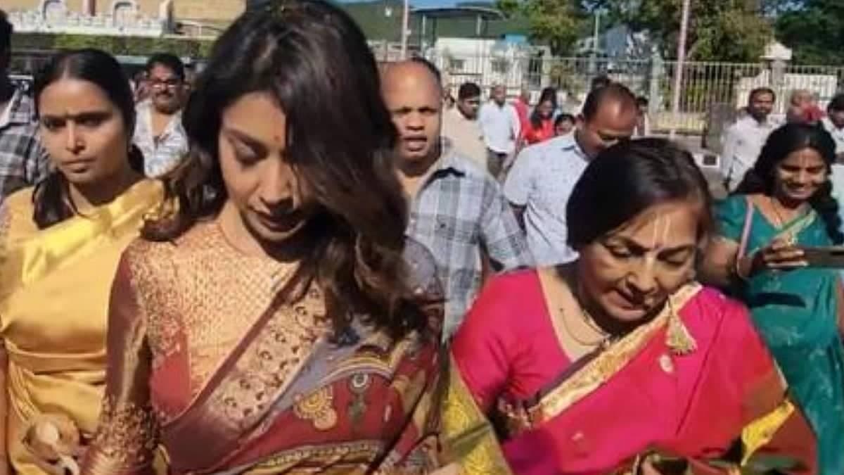 Shriya Saran Visits Tirumala Temple With Mother